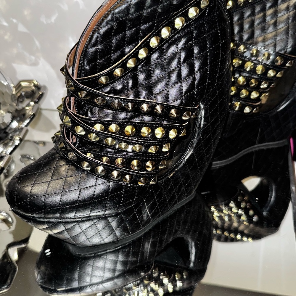 Jeffrey campbell Roxbury bootie
Gold studded
